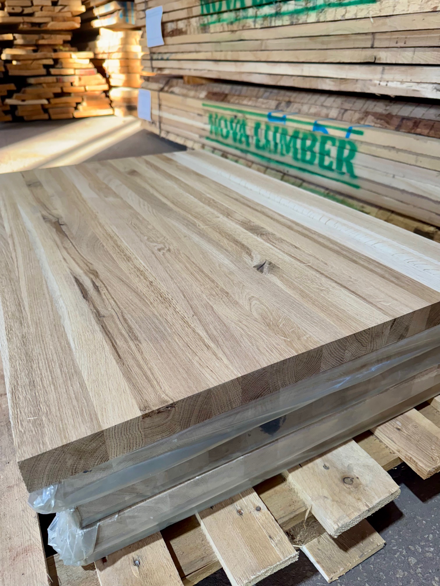 Tarcica dębowa w stolarstwie – pomysły i inspiracje